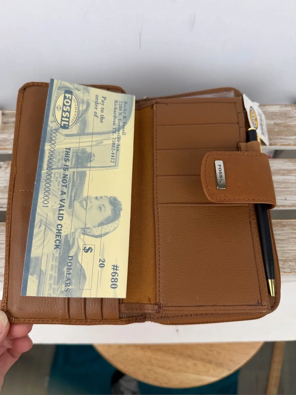 NWT Fossil Saddle leather Clutch Wallet features a secure snap closure tab